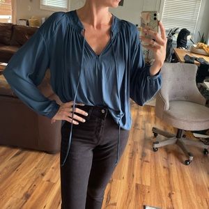 Flowy long sleeve tie front Blue blouse